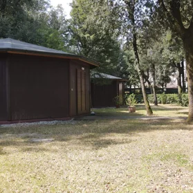 Esterno dei bungalow immersi nel parco del Residence Il Fortino