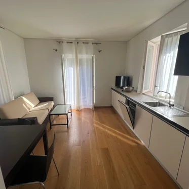 Soggiorno e cucina di una suite del Residence Il Fortino